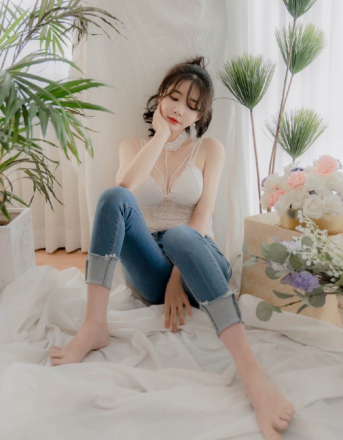 白色吊带搭配牛仔裤可爱美女图片 5