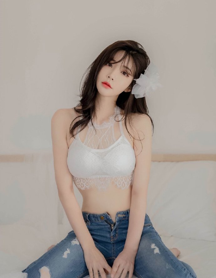 白色吊带搭配牛仔裤可爱美女图片 6