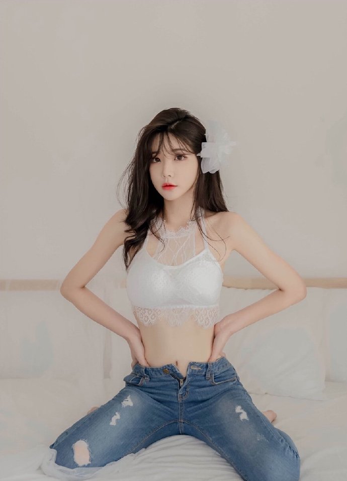 白色吊带搭配牛仔裤可爱美女图片 7