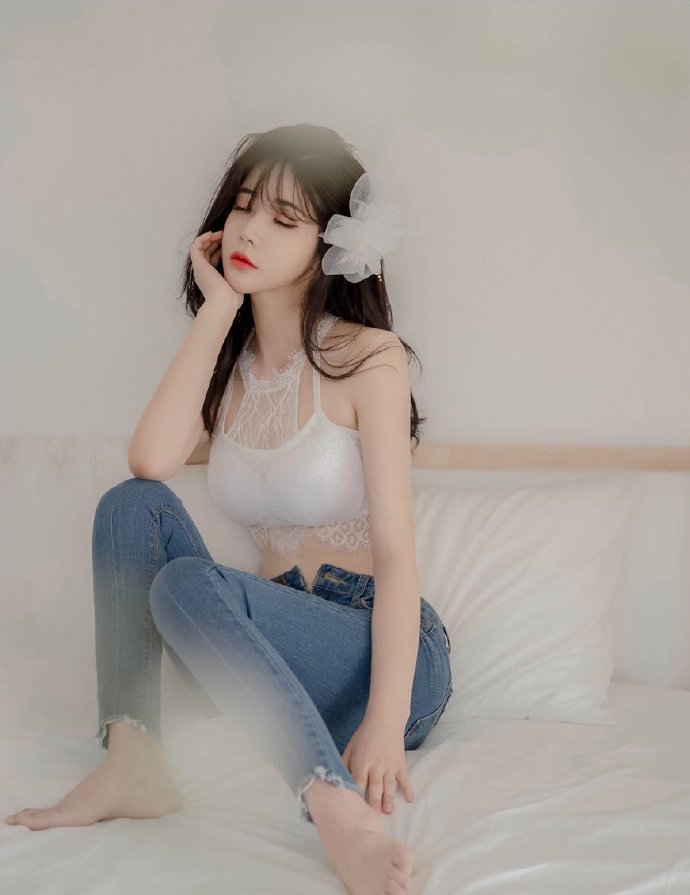 白色吊带搭配牛仔裤可爱美女图片 9