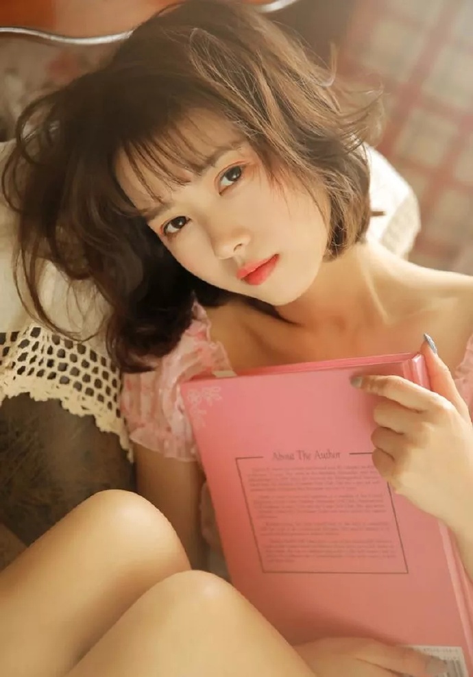 嘟嘟嘴卖萌的可爱美女图片 2