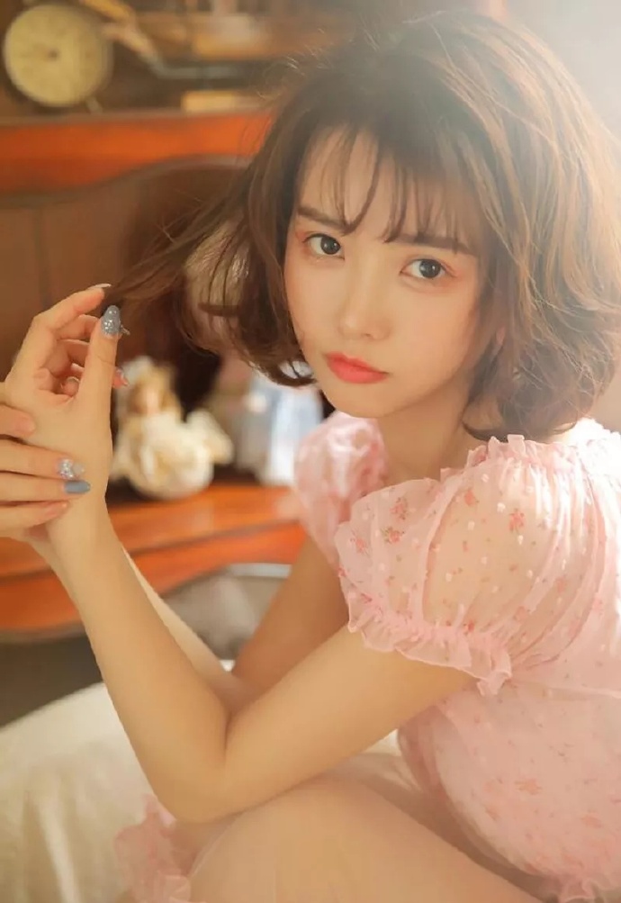 嘟嘟嘴卖萌的可爱美女图片 3