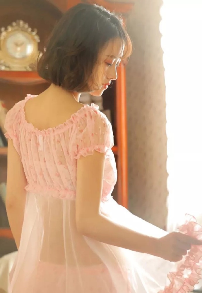 嘟嘟嘴卖萌的可爱美女图片 5