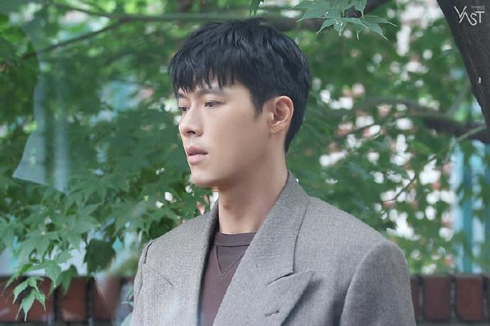 韩国男演员玄彬《Esquire》封面拍摄花絮图片 2
