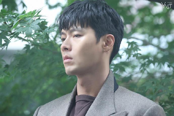 韩国男演员玄彬《Esquire》封面拍摄花絮图片 3