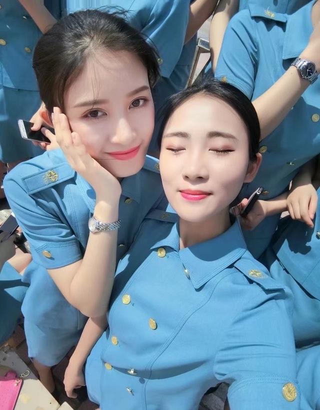 航空学院的小姐姐毕业照自拍图片 2