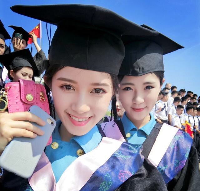 航空学院的小姐姐毕业照自拍图片 3