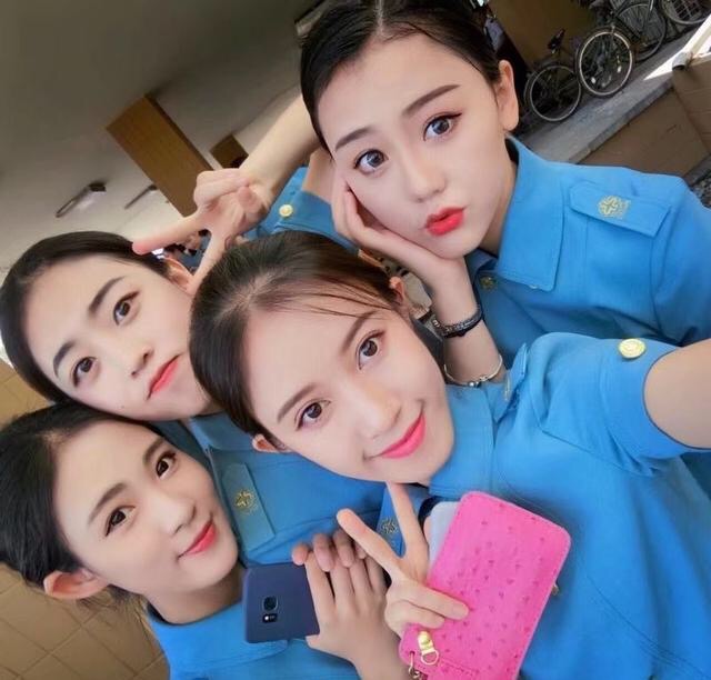 航空学院的小姐姐毕业照自拍图片 4