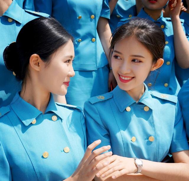 航空学院的小姐姐毕业照自拍图片 5