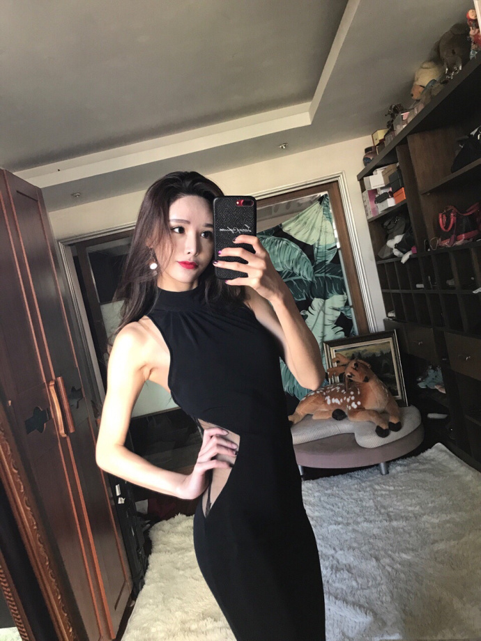 小黑裙子好看的美女自拍照图片