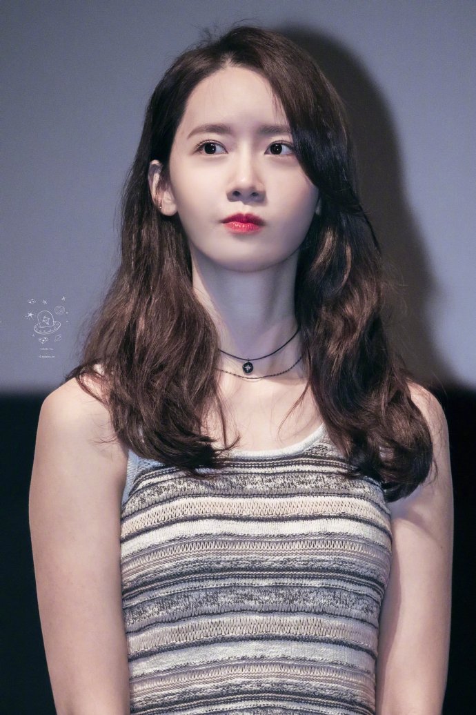 韩国美女图片 演员林允儿嘟嘴卖萌图片 2