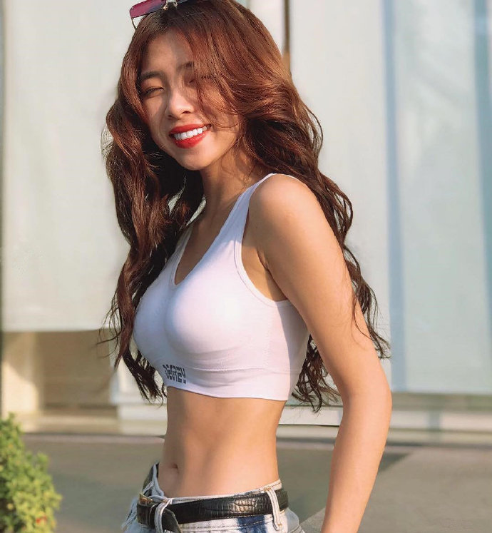 让人羡慕的小蛮腰清纯美女图片 4