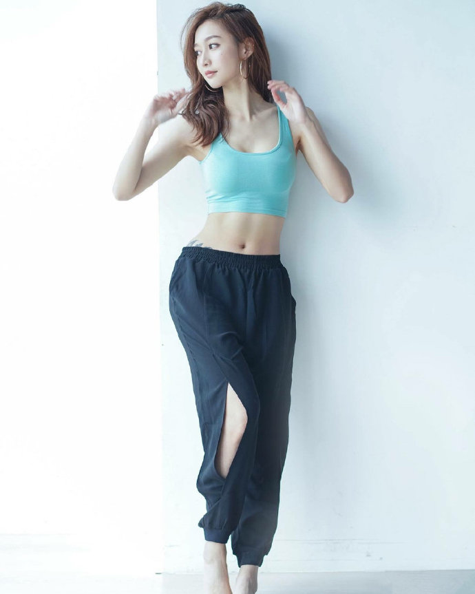 清纯美女性感的小蛮腰图片 2