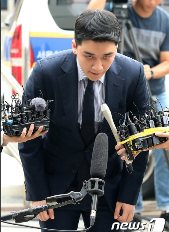 韩国男明星李胜利涉嫌赌博接受警方调查 5
