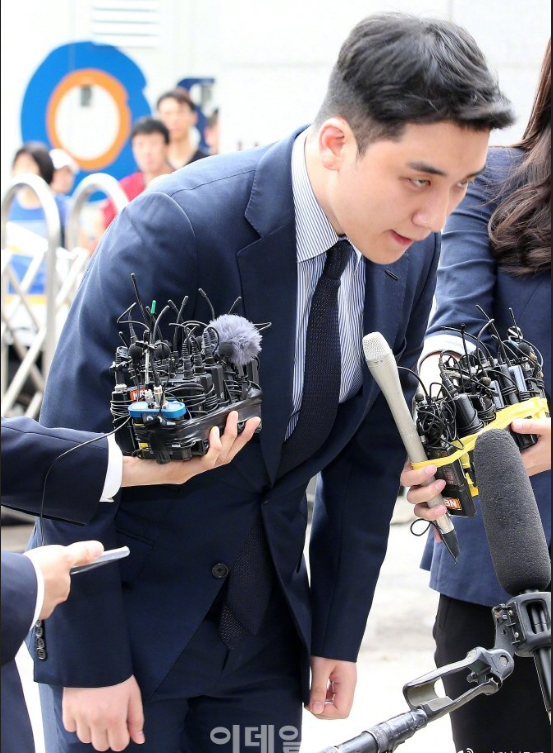 韩国男明星李胜利涉嫌赌博接受警方调查 9