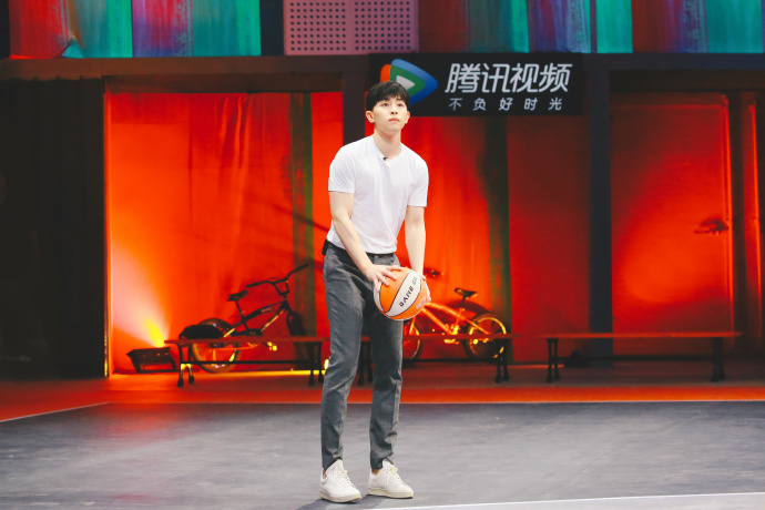 内地男明星邓伦篮球少年帅气图片 4