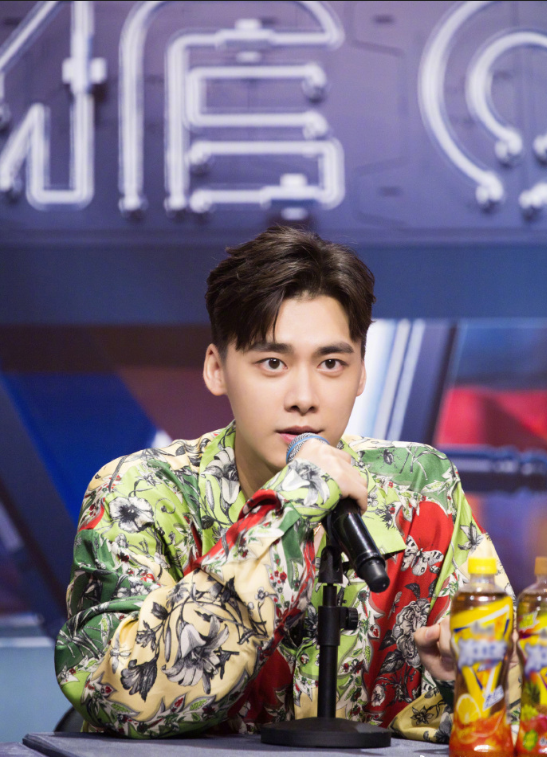内地男明星李易峰花衬衫帅气图片 3
