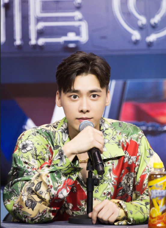 内地男明星李易峰花衬衫帅气图片 4