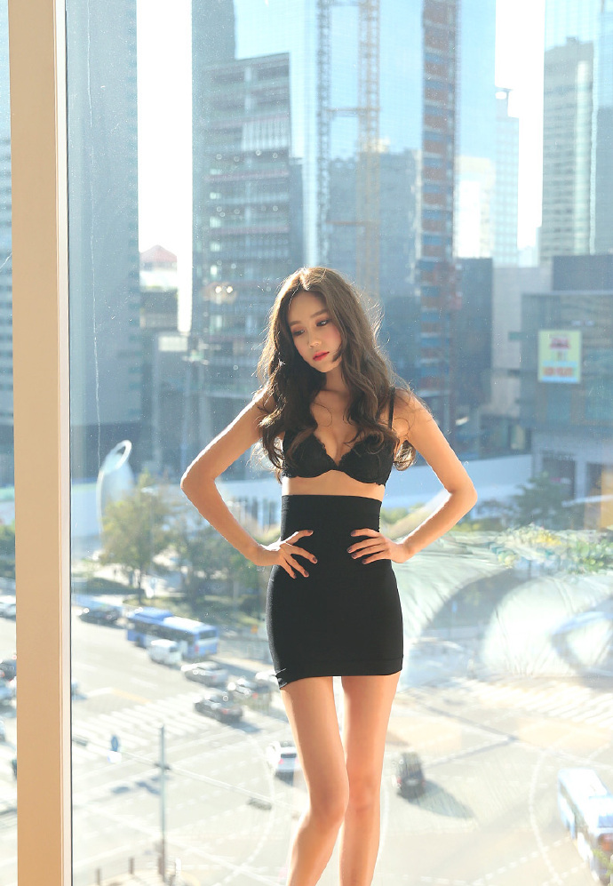 性感小黑裙好身材美女图片 8