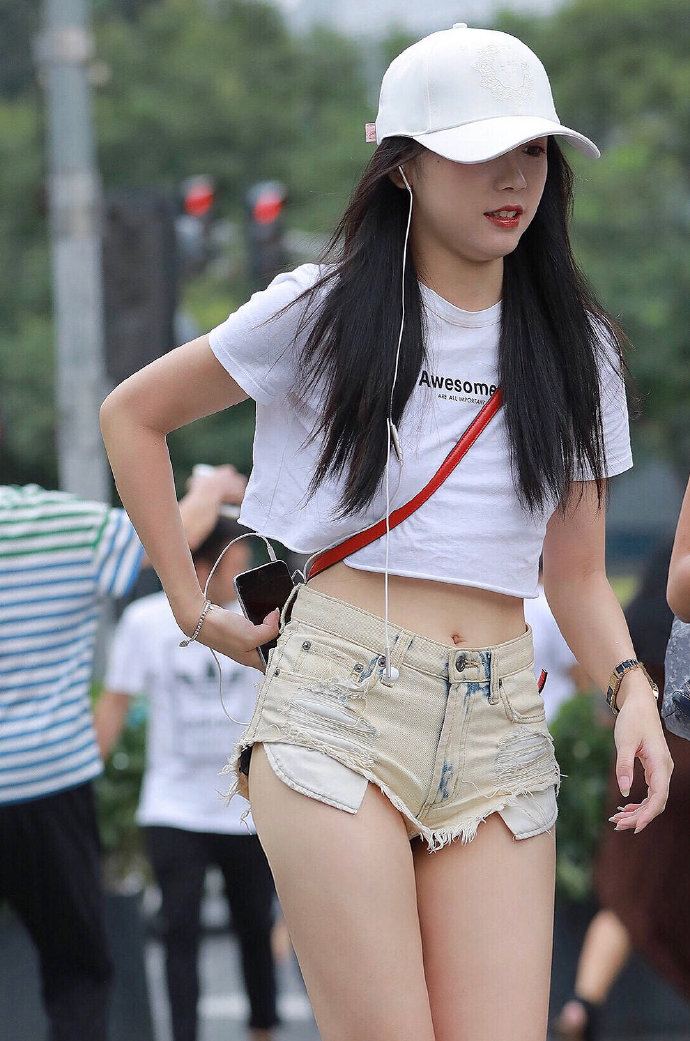 超短裤美女街拍露小蛮腰图片 6