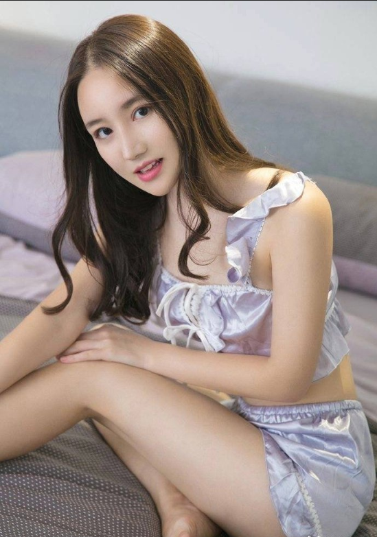 紫色浪漫性感睡衣美女图片