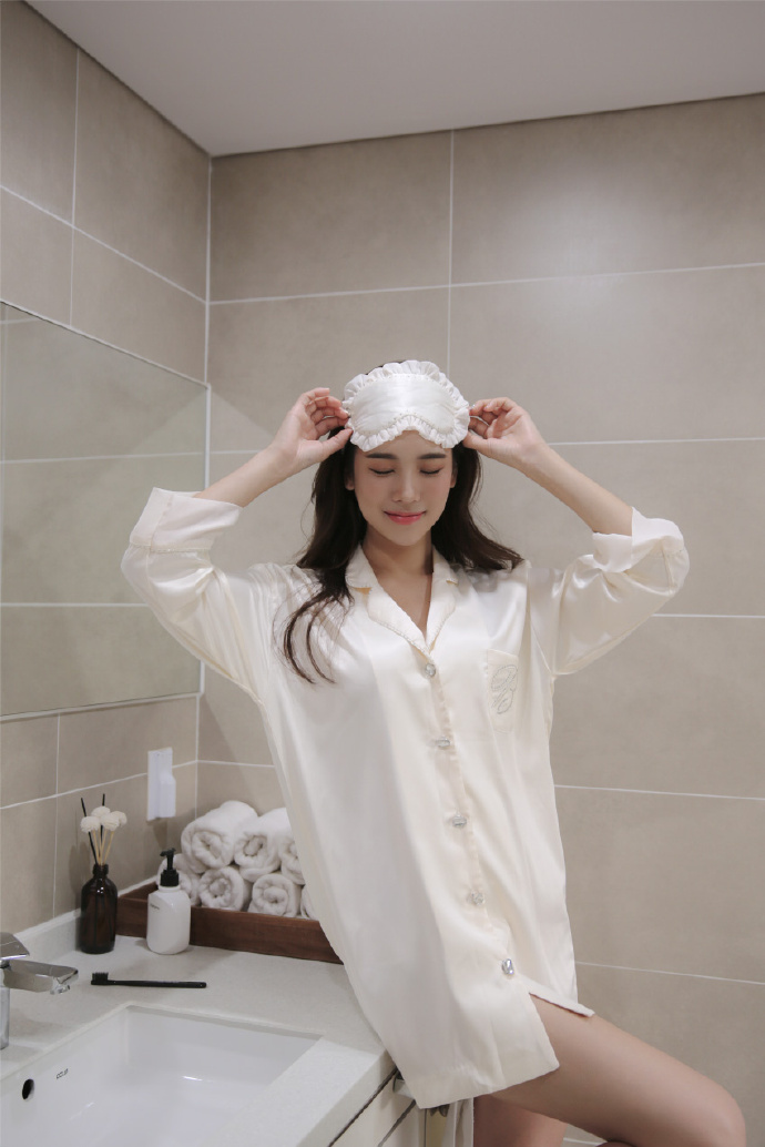 白衬衫居家服美女图片 慵懒的小姑娘最惹男人喜 3