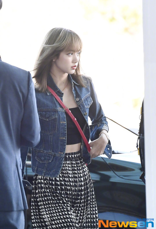 泰国美女图片 女明星lisa机场街拍图片 8
