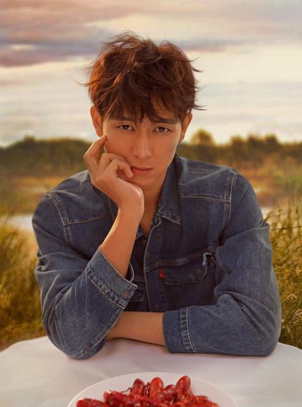 内地男明星现男友李现《时尚芭莎》电子刊封面 3