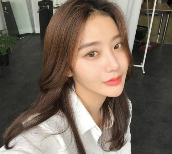 女神标配的慵懒风中长发美女图片 3
