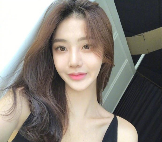 女神标配的慵懒风中长发美女图片 4