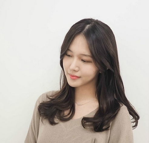 中长发美女图片 自然风格的烫发发型图片
