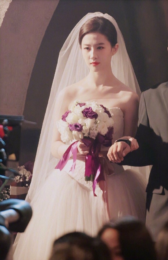 中国美女图片 内地女明星刘亦菲婚纱造型图片 2