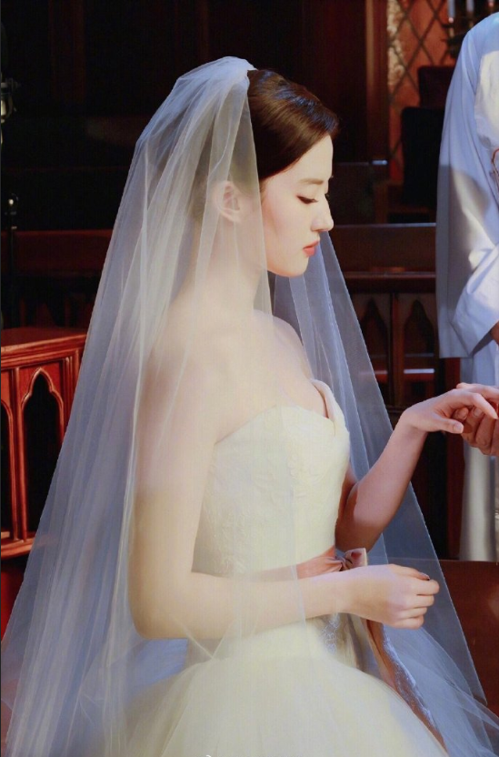 中国美女图片 内地女明星刘亦菲婚纱造型图片 7