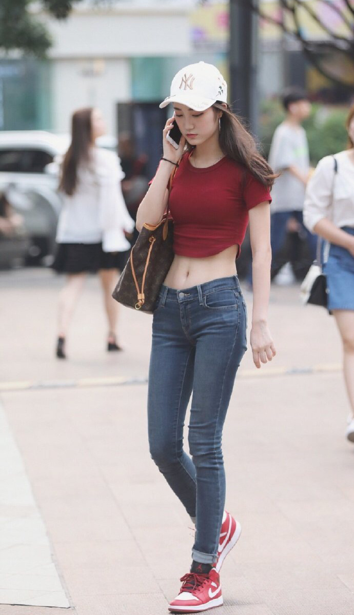 牛仔裤美女图片 街拍美女小蛮腰图片 3