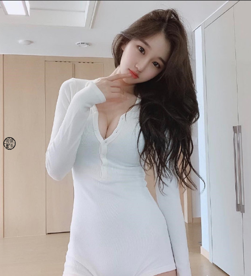 苗条身材的颜值可爱女人图片 8