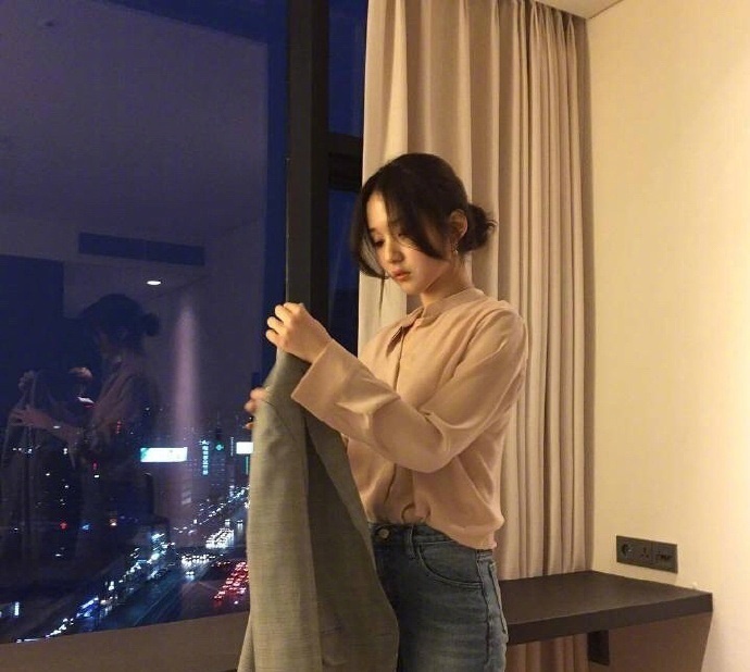 随性的低丸子头发型气质美女图片 3