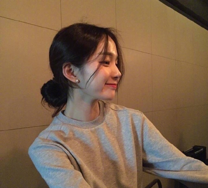 随性的低丸子头发型气质美女图片 7