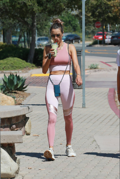 巴西美女图片 超模Alessandra Ambrosio健身服街拍图片 7