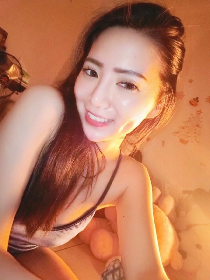 酒窝美女自拍照图片迷人的乳沟图片
