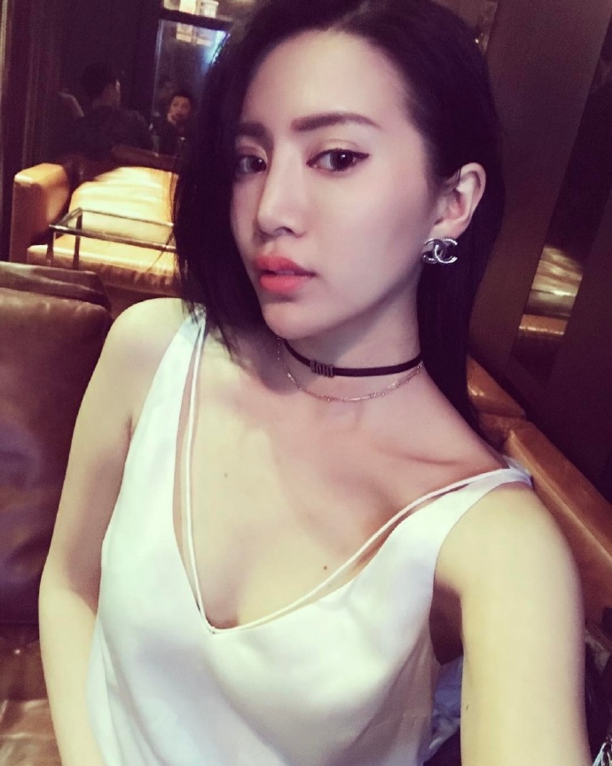 酒窝美女自拍照图片迷人的乳沟图片