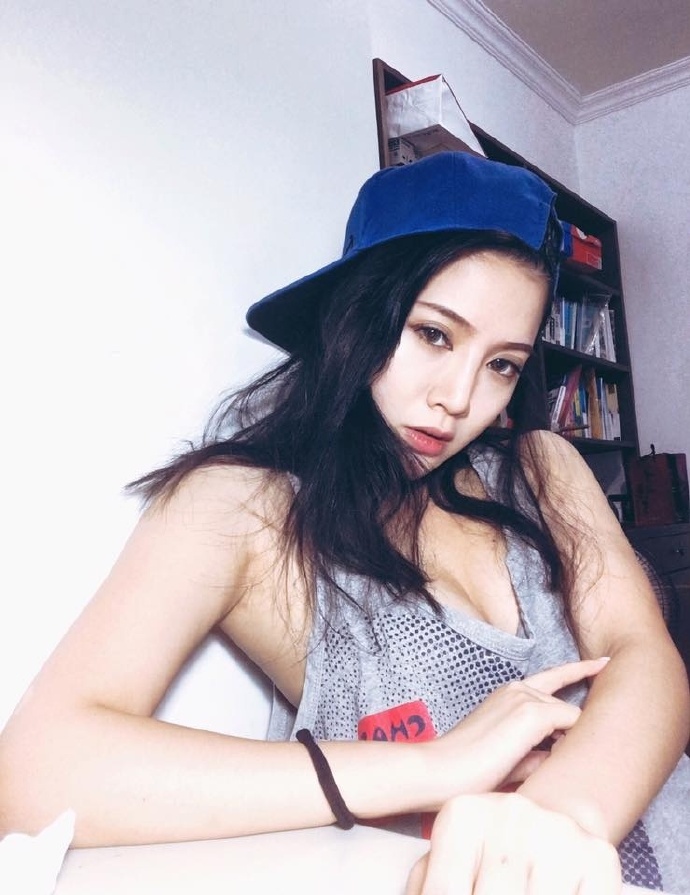 酒窝美女自拍照图片迷人的乳沟图片 6