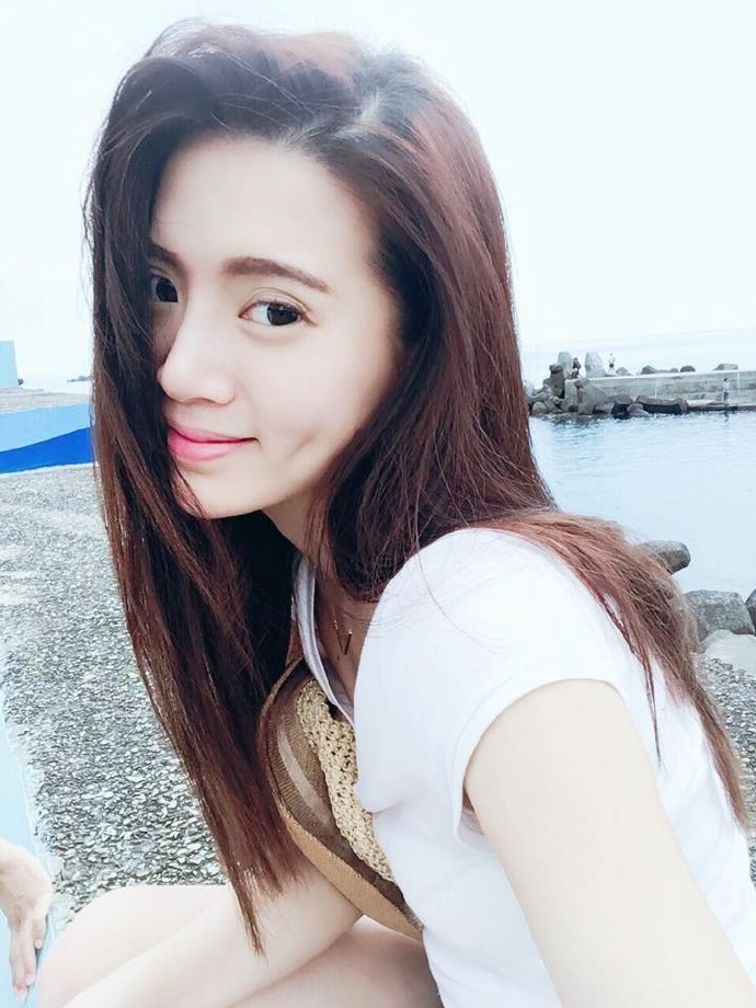 酒窝美女自拍照图片迷人的乳沟图片 8