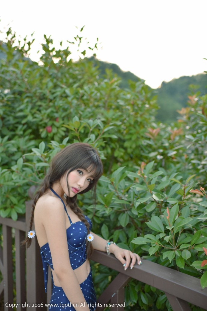 游泳池美女图片  清纯少女写真图片