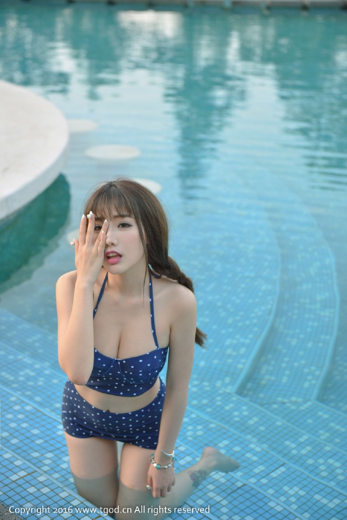 游泳池美女图片  清纯少女写真图片 2
