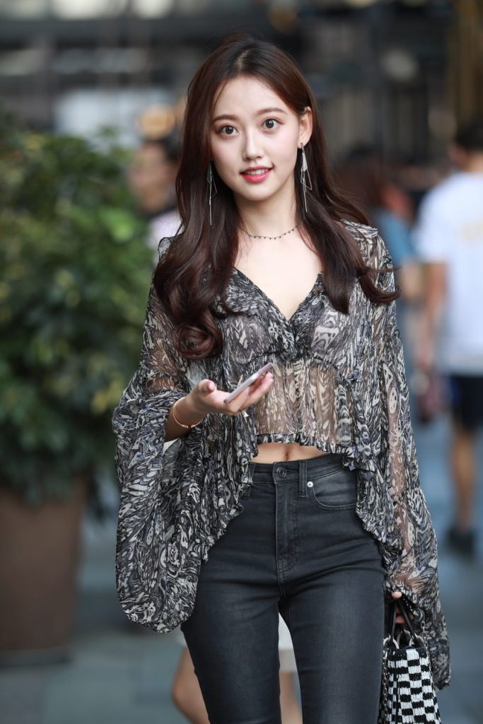 牛仔裤街拍美女图片 可爱的小姐姐图片 5