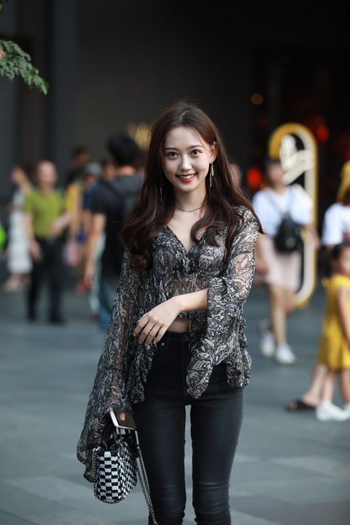 牛仔裤街拍美女图片 可爱的小姐姐图片 6