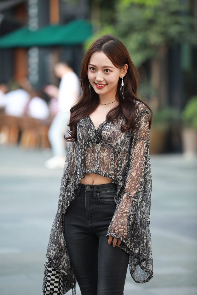牛仔裤街拍美女图片 可爱的小姐姐图片 8