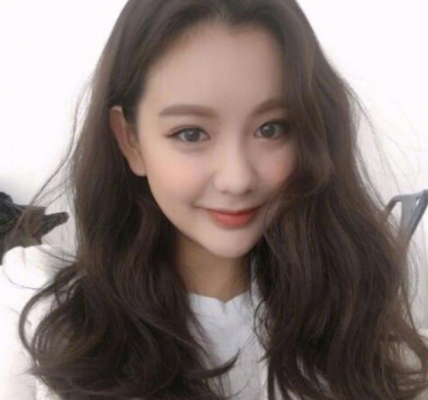 女生中长发发型图片 清纯美女大卷发型图片