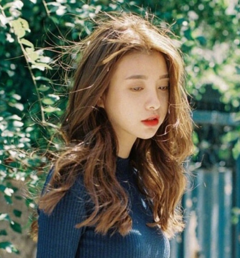 女生中长发发型图片 清纯美女大卷发型图片 8