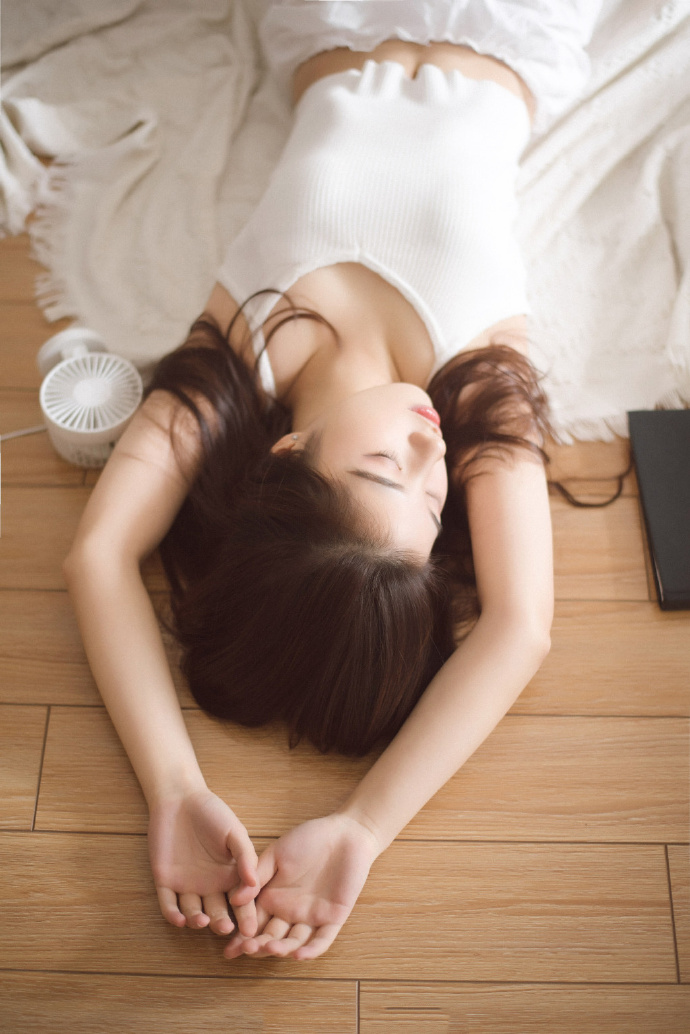 吊带美女私房照诱惑图片 3